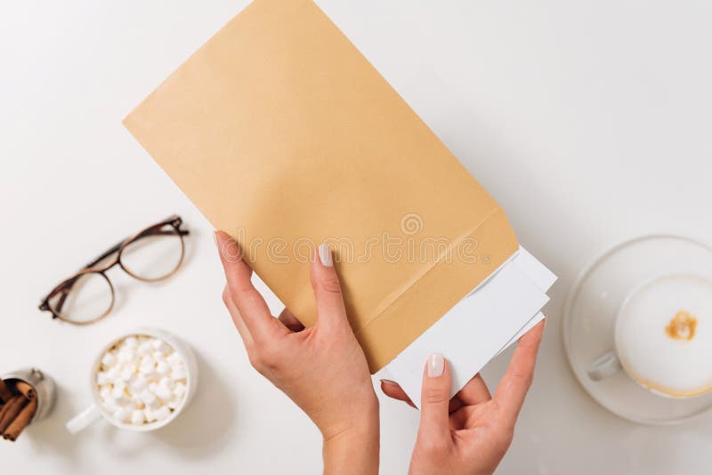 Nette angenehme Frau, die Briefe sendet lizenzfreie stockbilder