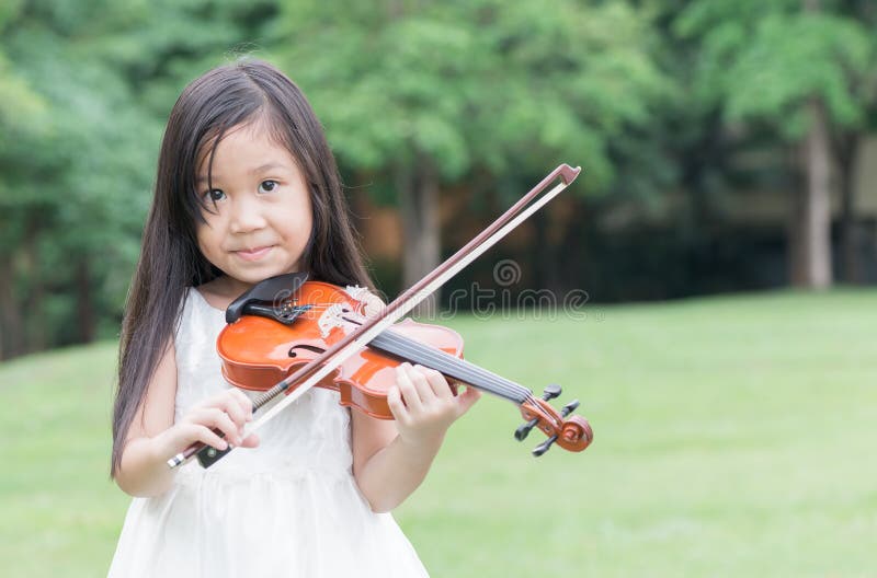 Nette asiatische Mädchenspielvioline lizenzfreie stockfotografie Nette asiatische Mädchenspielvioline lizenzfreie stockfotografie