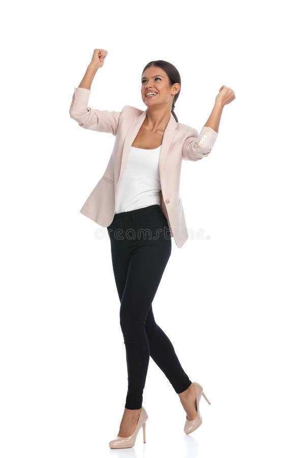 Nette brunette Faust in der Luft haltene und feiernde Geschäftsfrau lizenzfreie stockfotos