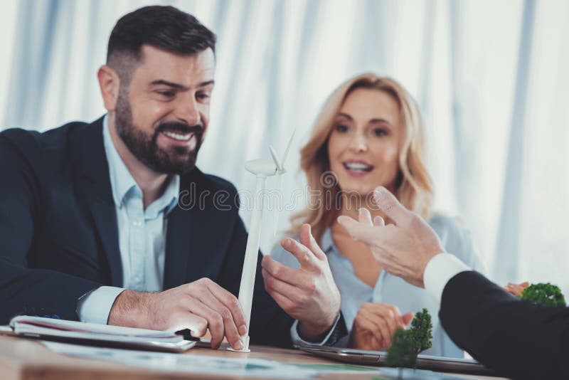 Nette drei Kollegen, die Ideen einführen lizenzfreie stockfotografie Nette drei Kollegen, die Ideen einführen lizenzfreie stockfotografie