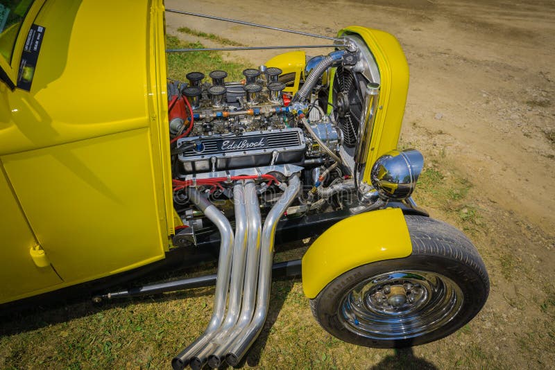 Nette erstaunliche vordere Nahaufnahmeansicht des Retro- Automotors des beheizten Stabes der klassischen Weinlese lizenzfreie stockfotos Nette erstaunliche vordere Nahaufnahmeansicht des Retro- Automotors des beheizten Stabes der klassischen Weinlese lizenzfreie stockfotos