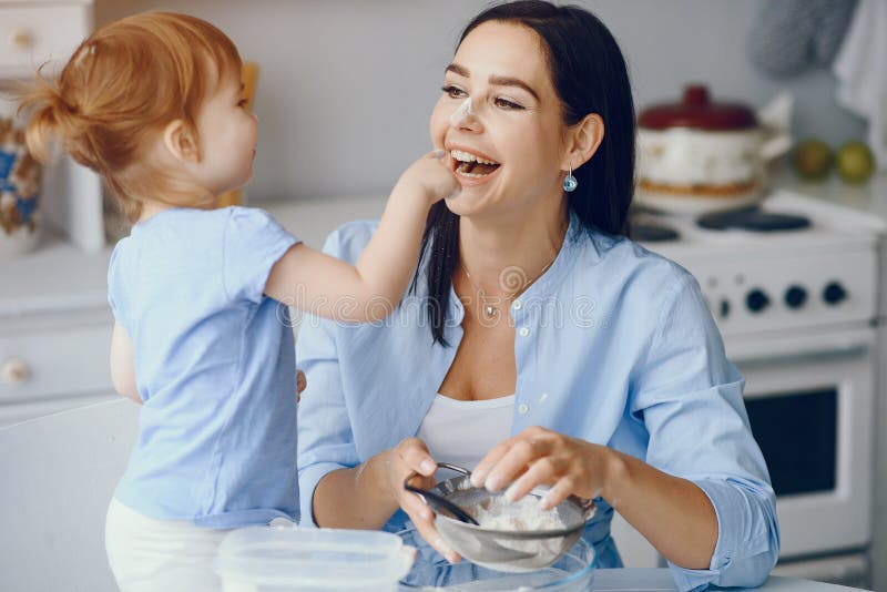 Nette Familie bereiten das breakfest in einer Küche vor stockbild