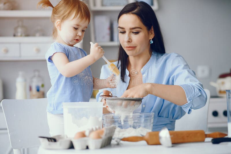 Nette Familie bereiten das breakfest in einer Küche vor stockfotos