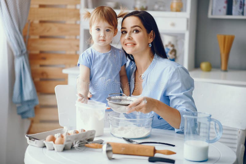 Nette Familie bereiten das breakfest in einer Küche vor stockbilder