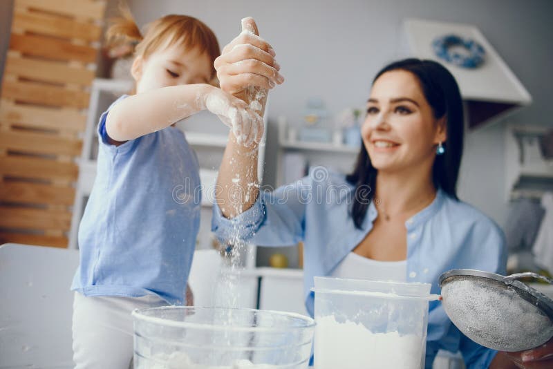 Nette Familie bereiten das breakfest in einer Küche vor lizenzfreie stockbilder
