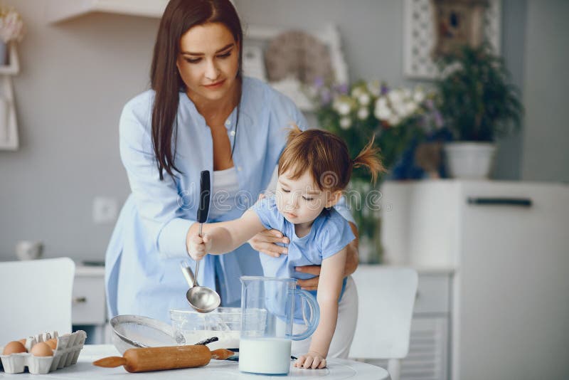 Nette Familie bereiten das breakfest in einer Küche vor stockfotografie