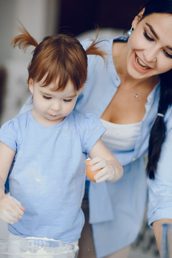 Nette Familie bereiten das breakfest in einer Küche vor lizenzfreies stockfoto