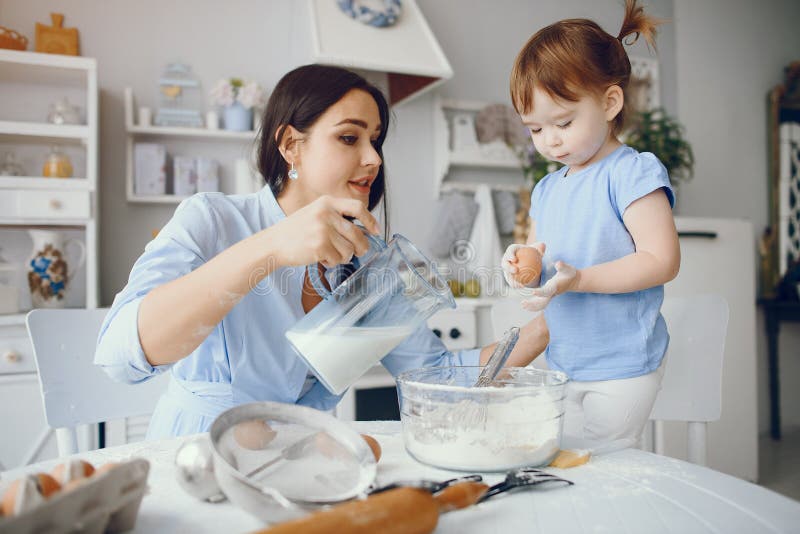 Nette Familie bereiten das breakfest in einer Küche vor lizenzfreie stockfotografie