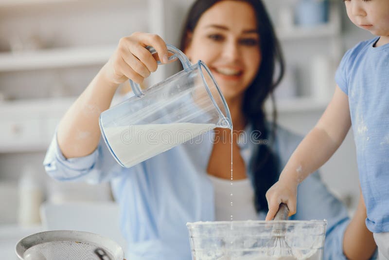 Nette Familie bereiten das breakfest in einer Küche vor lizenzfreie stockfotografie