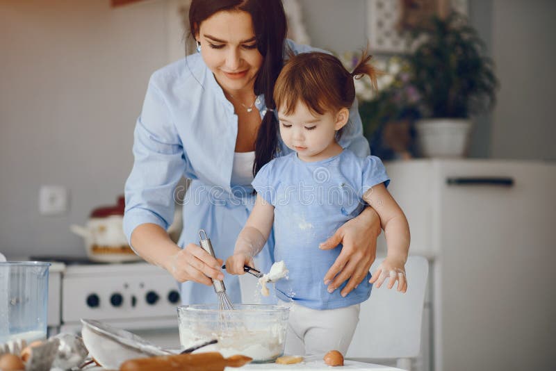 Nette Familie bereiten das breakfest in einer Küche vor stockfoto