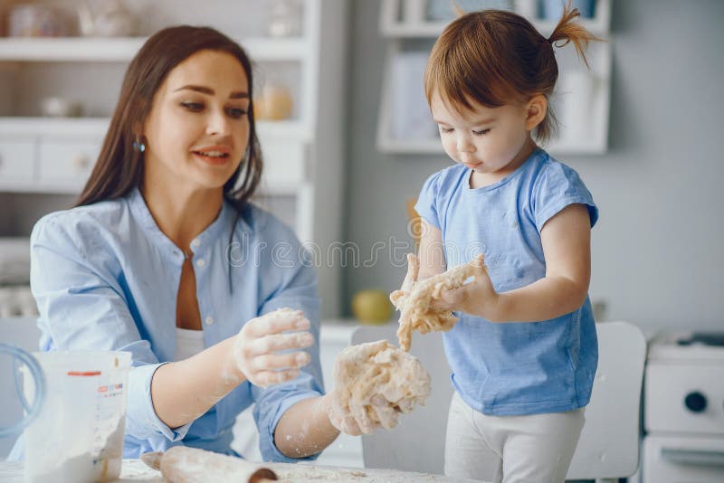 Nette Familie bereiten das breakfest in einer Küche vor lizenzfreies stockbild