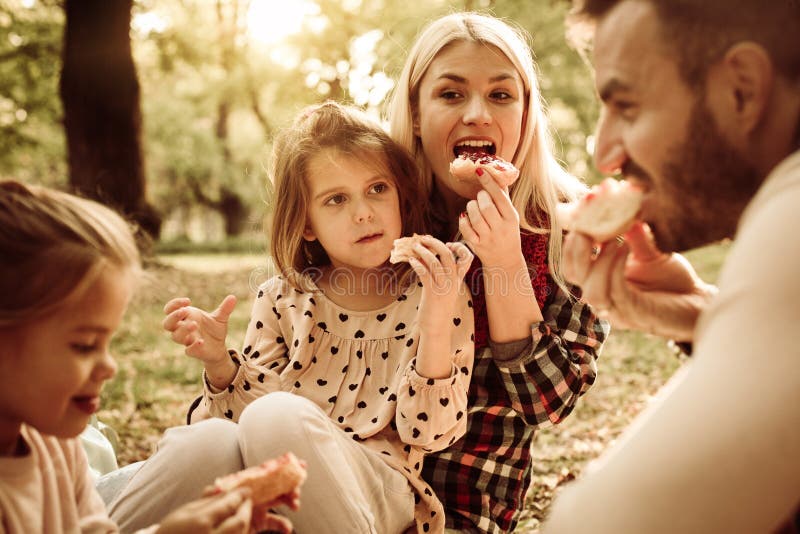 Nette Familie, die zusammen im Picknick im Park genießt stockfotos Nette Familie, die zusammen im Picknick im Park genießt stockfotos
