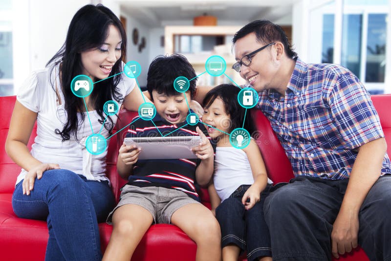 Nette Familie mit intelligenter Ausgangsapp auf Tablette stockfotografie Nette Familie mit intelligenter Ausgangsapp auf Tablette stockfotografie