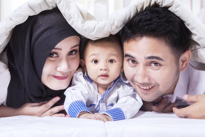 Nette Familie unter Decke lizenzfreie stockfotos Nette Familie unter Decke lizenzfreie stockfotos