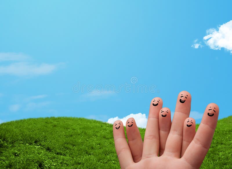 Nette Fingersmiley mit Landschaftslandschaft am Hintergrund lizenzfreies stockfoto Nette Fingersmiley mit Landschaftslandschaft am Hintergrund lizenzfreies stockfoto