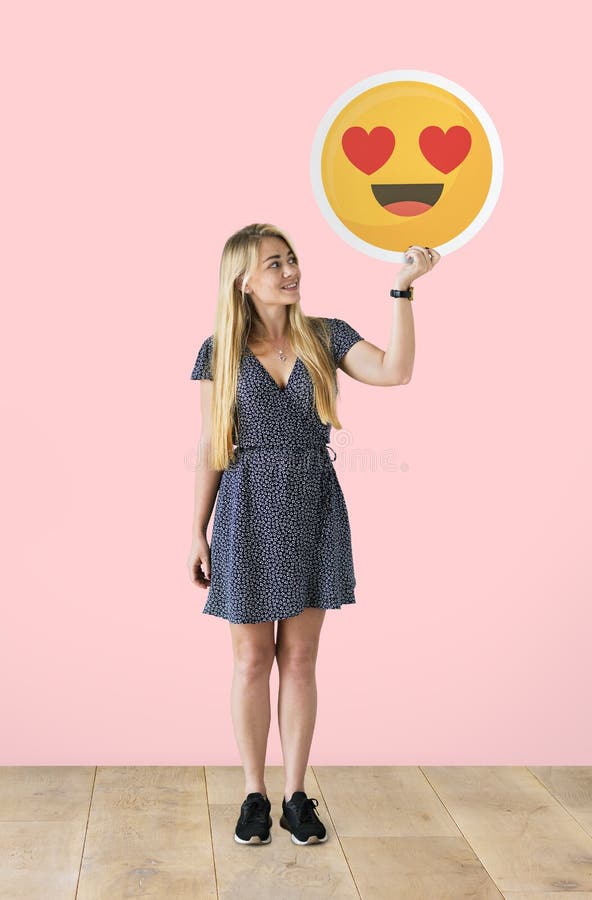 Fröhliche Frau, die ein Sprechblasen-Symbol hält stockfotografie