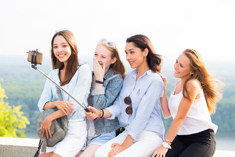 Nette Gruppe junge lächelnde Frauen macht ein selfie auf dem Hintergrund der Natur stockfotos Nette Gruppe junge lächelnde Frauen macht ein selfie auf dem Hintergrund der Natur stockfotos
