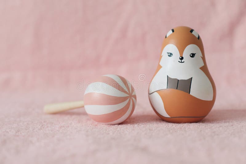 Nette Holz Spielzeug für Baby. Bildung Spielzeug für neugeborenes. eco freundliches nicht Plastikspielwarenkonzept. Babyparty. lizenzfreie stockfotografie