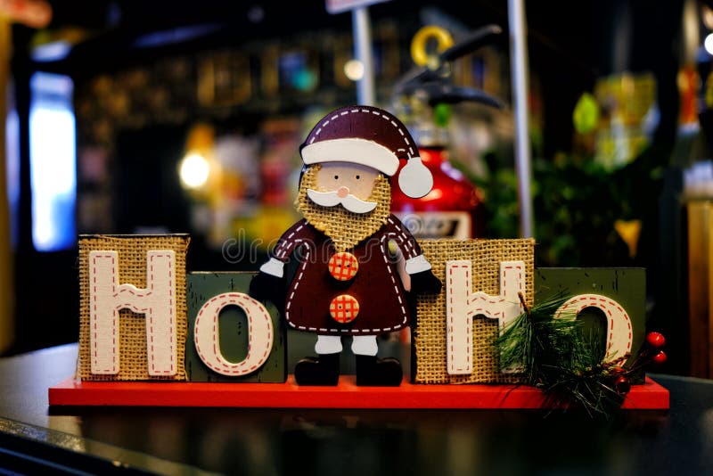 Nette Holz Weihnachtsmann-Verzierungspuppe auf dem Tisch. lizenzfreie stockfotos