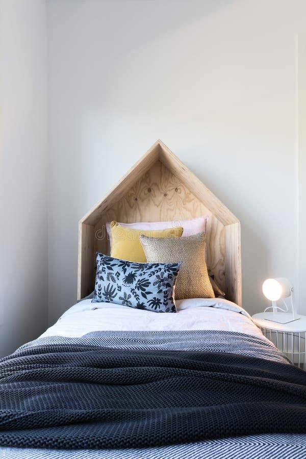 Nette hölzerne Zeltart hölzernes bedhead in einem angeredeten Kind-` s Bett stockbilder