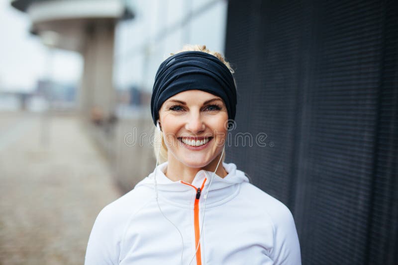 Nette junge Eignungsfrau stockbild
