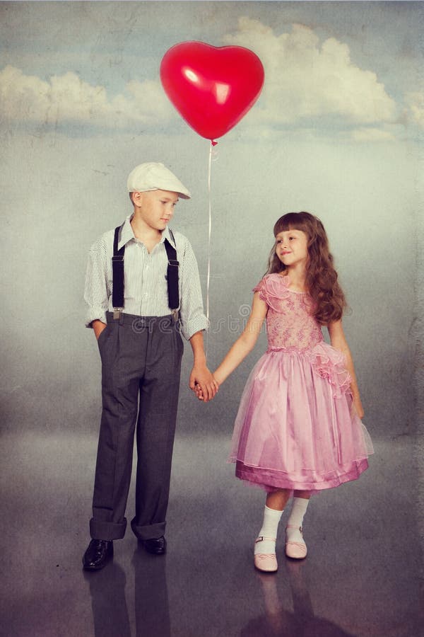 Nette Kinder, die mit einem roten Ballon gehen stockfotos Nette Kinder, die mit einem roten Ballon gehen stockfotos