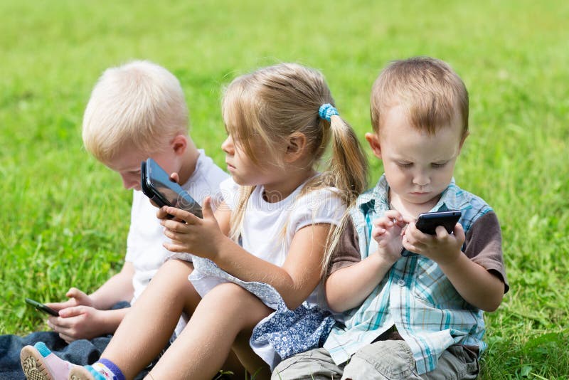 Glückliche Kinder, Die Auf Smartphones Spielen Stockfoto Bild von