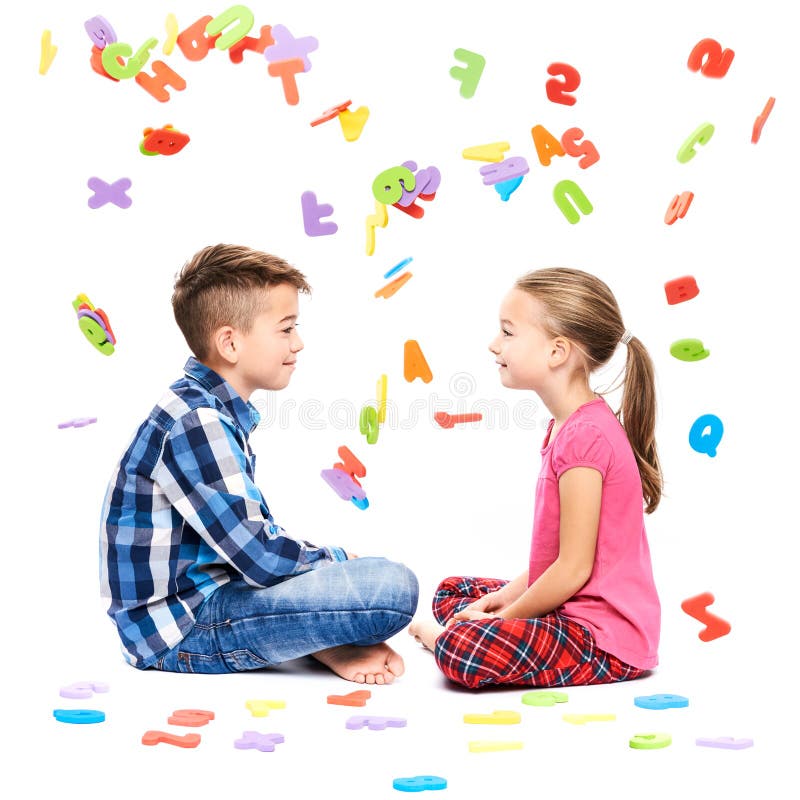 Nette Kinder mit großen bunten Alphabetbuchstaben auf weißem Hintergrund Kindersprachtherapiekonzept Sprachebehinderungshintergru