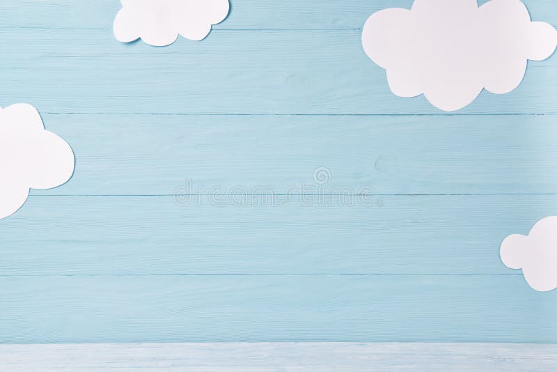 Nette Kinder oder Babyhintergrund, weiße Wolken auf dem blauen hölzernen Hintergrund stockfotografie Nette Kinder oder Babyhintergrund, weiße Wolken auf dem blauen hölzernen Hintergrund stockfotografie