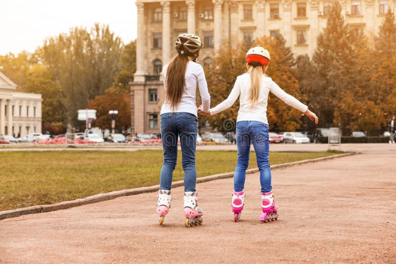 Nette Kinderrollschuhlaufen lizenzfreie stockfotos Nette Kinderrollschuhlaufen lizenzfreie stockfotos