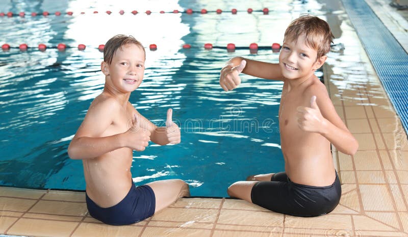 Nette kleine Jungen nahe Hallenbad. Nette kleine Jungen nahe Innenswimmingpool