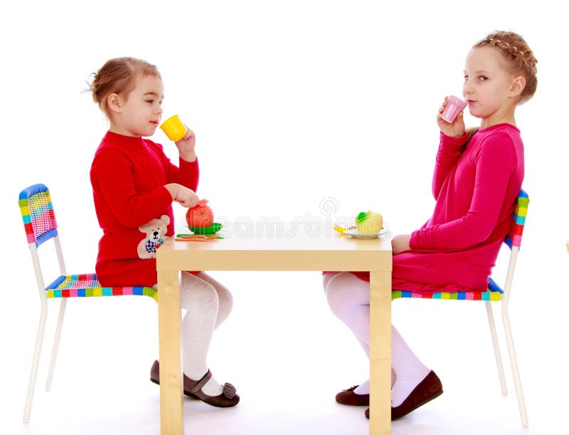 Nette kleine Mädchen spielen in einem Restaurant mit stockfoto Nette kleine Mädchen spielen in einem Restaurant mit stockfoto