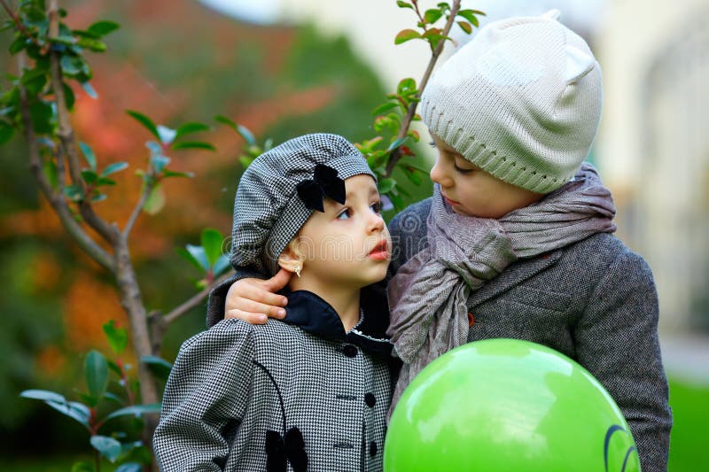 Nette kleine Paare in der Liebe lizenzfreies stockbild Nette kleine Paare in der Liebe lizenzfreies stockbild