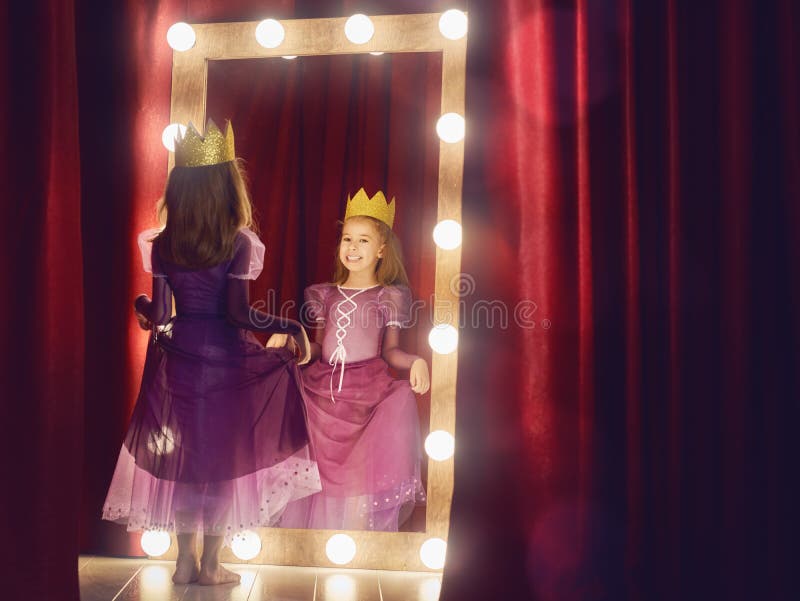 Nette kleine Schauspielerin stockfotos Nette kleine Schauspielerin stockfotos