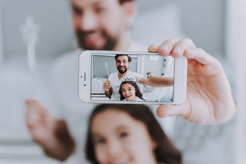 Nette kleine Tochter und Vati, die Selfie macht stockbilder Nette kleine Tochter und Vati, die Selfie macht stockbilder