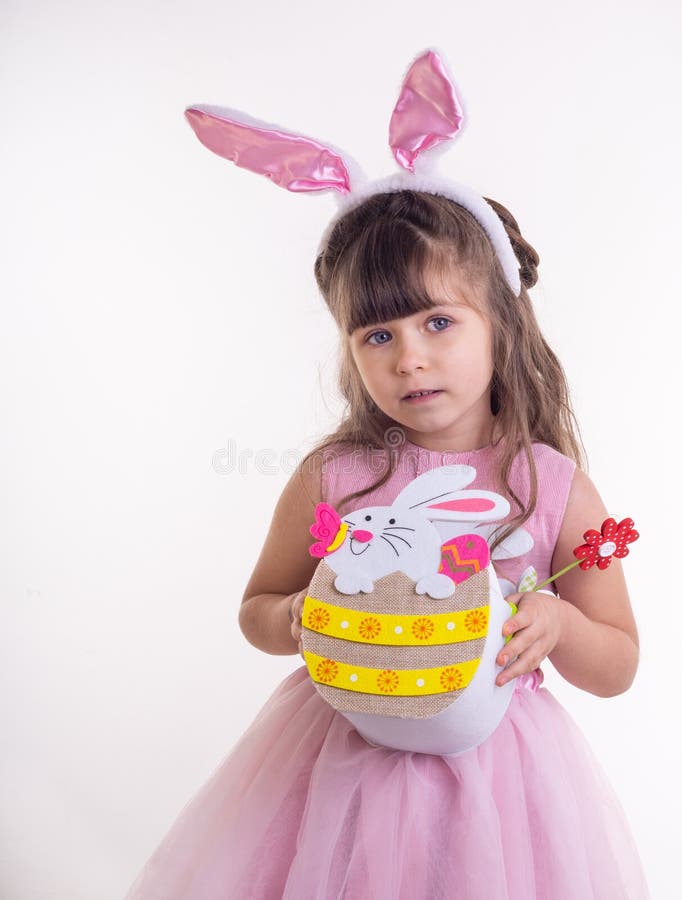 Nette kleines Kindertragende Häschenohren an Ostern-Tag Mädchen, das Korb mit gemalten Eiern hält stockfoto Nette kleines Kindertragende Häschenohren an Ostern-Tag Mädchen, das Korb mit gemalten Eiern hält stockfoto