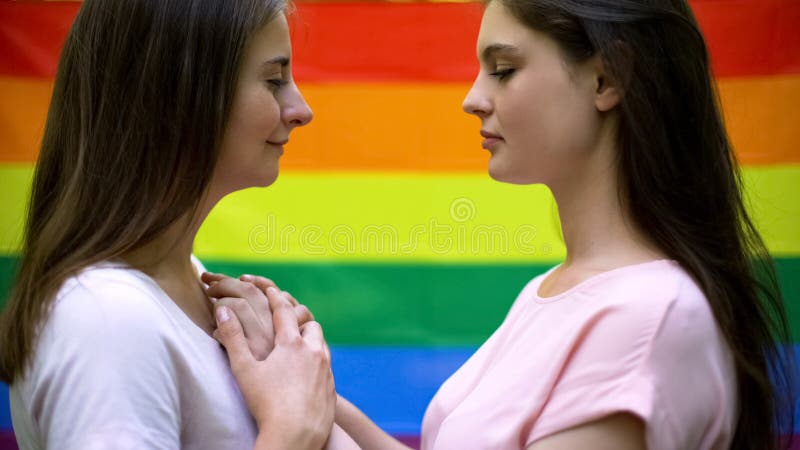 Lesbische Paare Eingewickelt In Der Regenbogenflagge Freie 