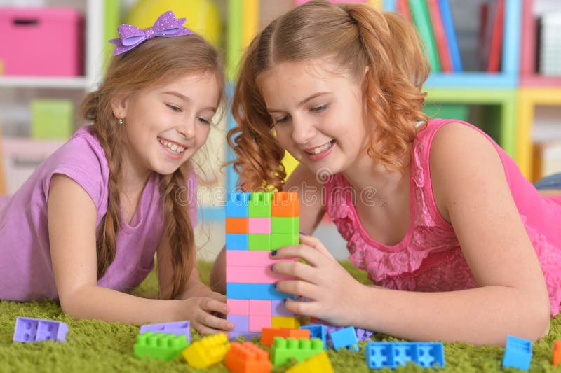 Nette Mädchen, die mit bunten Plastikblöcken spielen stockfotografie Nette Mädchen, die mit bunten Plastikblöcken spielen stockfotografie