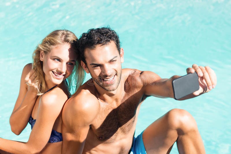 Nette Paare, die selfie nehmen lizenzfreie stockfotografie Nette Paare, die selfie nehmen lizenzfreie stockfotografie