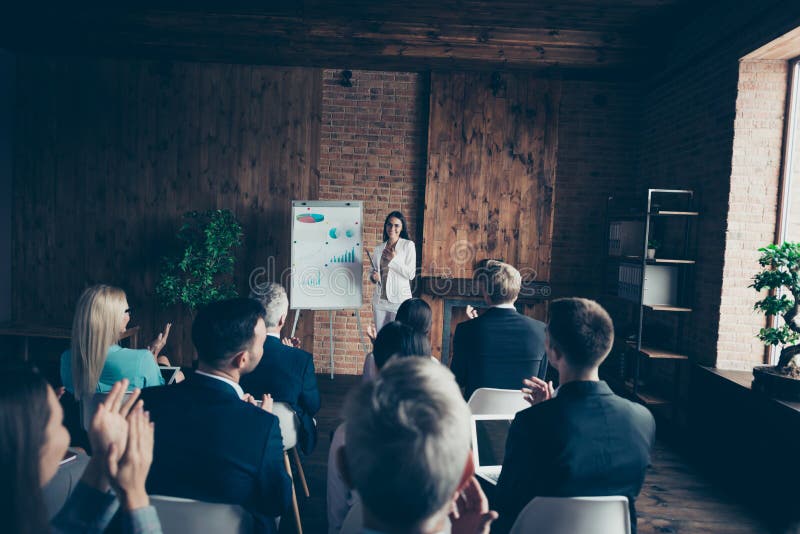 Nette schöne elegante noble kluge intelligente Sprechervorführerauszubildendvertretung zu den Geschäftsleuten Finanzwirtschafts-F lizenzfreies stockfoto Nette schöne elegante noble kluge intelligente Sprechervorführerauszubildendvertretung zu den Geschäftsleuten Finanzwirtschafts-F lizenzfreies stockfoto