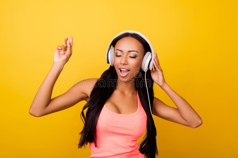 Nette träumerische stilvolle Afrodame mit Bronzehaut, also Sitz und s stockfoto Nette träumerische stilvolle Afrodame mit Bronzehaut, also Sitz und s stockfoto