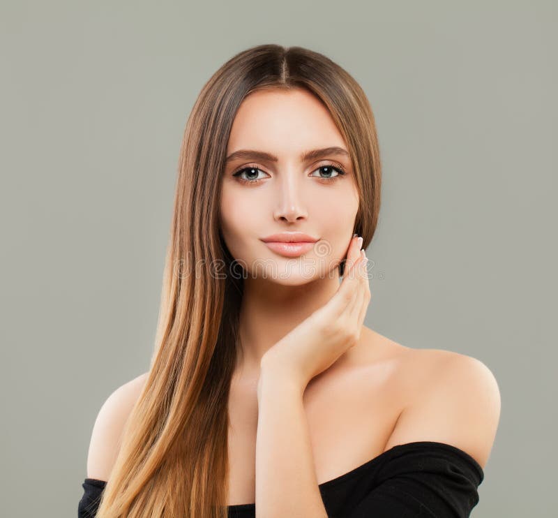 Nette vorbildliche Frau mit braunem Haarporträt lizenzfreie stockbilder Nette vorbildliche Frau mit braunem Haarporträt lizenzfreie stockbilder