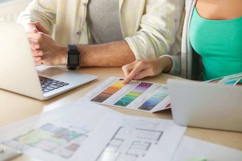 Nette zwei Freiberufler arbeiten zusammen stockfoto Nette zwei Freiberufler arbeiten zusammen stockfoto