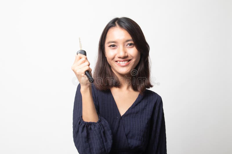 Netter asiatischer Mädchenvertretungs-Autoschlüssel lizenzfreie stockfotografie