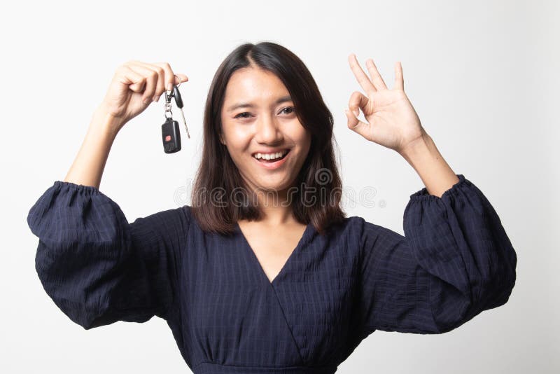 Netter asiatischer Mädchenvertretungs-Autoschlüssel stockfotografie