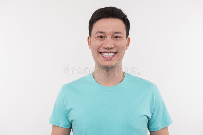 Netter begeisterter Mann, der zu Ihnen lächelt lizenzfreie stockfotos Netter begeisterter Mann, der zu Ihnen lächelt lizenzfreie stockfotos