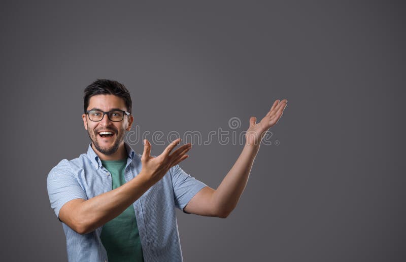 Netter bärtiger Hippie lizenzfreies stockbild