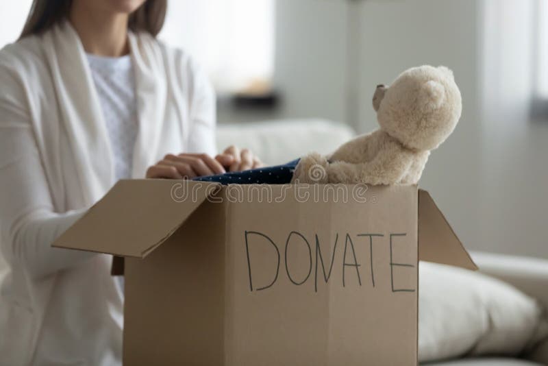Netter Freiwilligen setzte Dinge für arme Familien in Nächstenliebepaket ein. stockbild