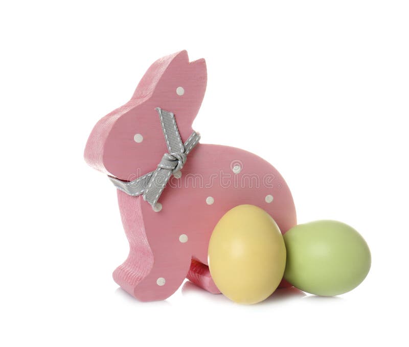 Netter hölzerner Osterhase und gefärbte Eier lizenzfreie stockfotos