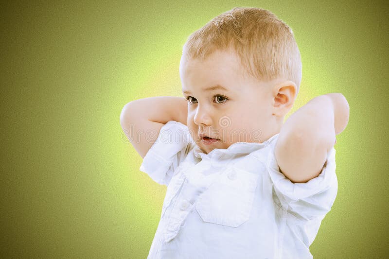 Netter hübscher kleiner Junge lizenzfreies stockbild Netter hübscher kleiner Junge lizenzfreies stockbild